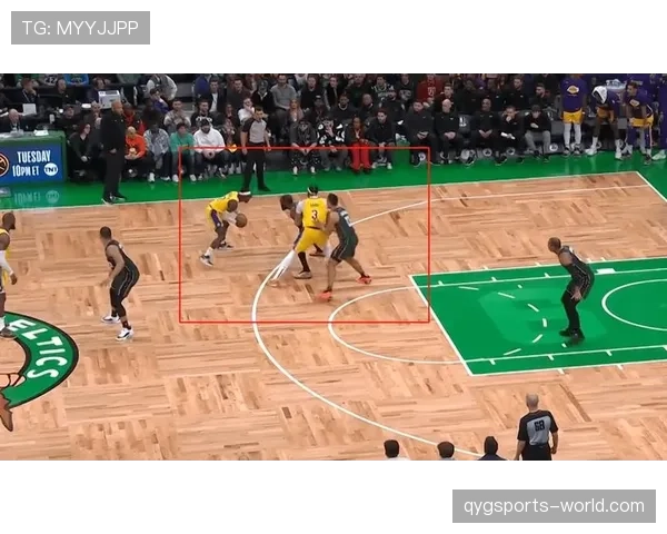 全面解析持球突破规则中中枢脚确立与移动的判罚标准